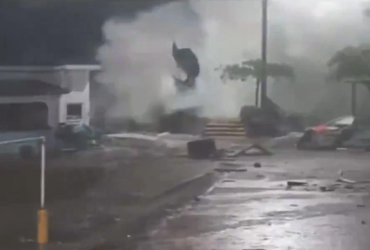 “Erick” tocó tierra en Oaxaca como huracán categoría 3, pero ya ha comenzado a debilitarse: Meteorólogos