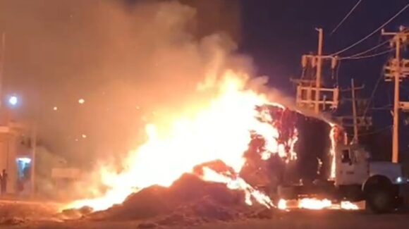Fue provocado el incendio de un tráiler y bloqueo en Caimanero, Mocorito: Seguridad