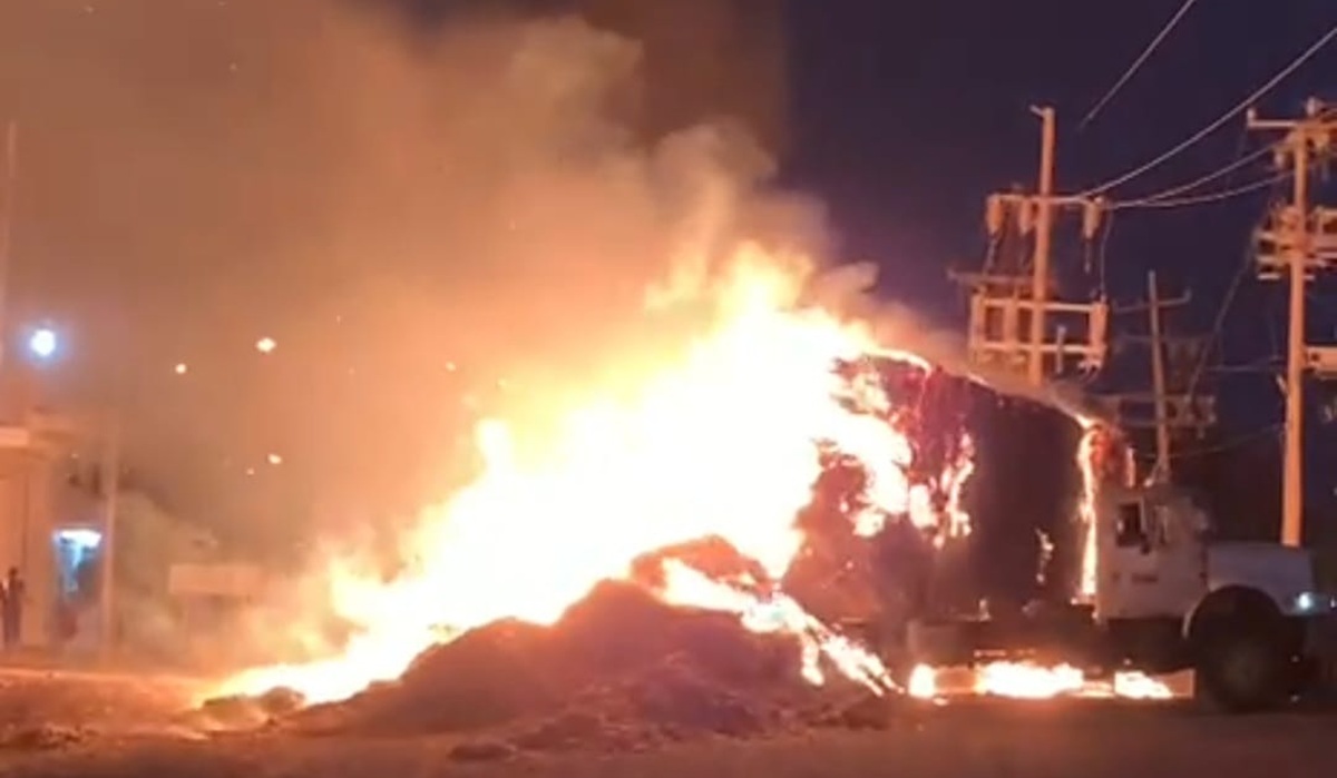 Incendian tráiler para bloquear carretera en Caimanero, Mocorito