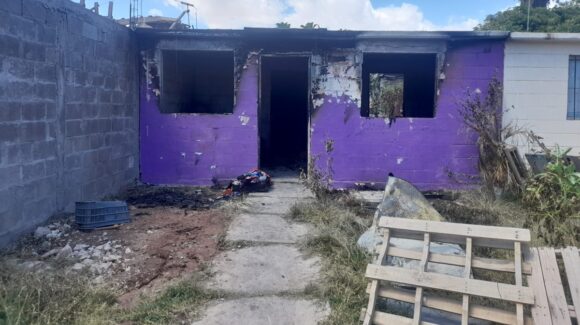Fuego acaba con todo en vivienda de Los Mochis, la familia logra salvarse y vive para contarla
