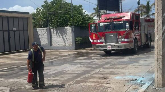 Bomberos apagan incendio en cableado de poste en Mazatlán