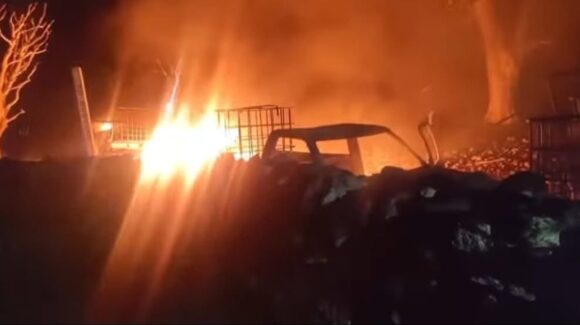 Explota toma clandestina y 4 camionetas con combustible en Hidalgo, dejando este saldo