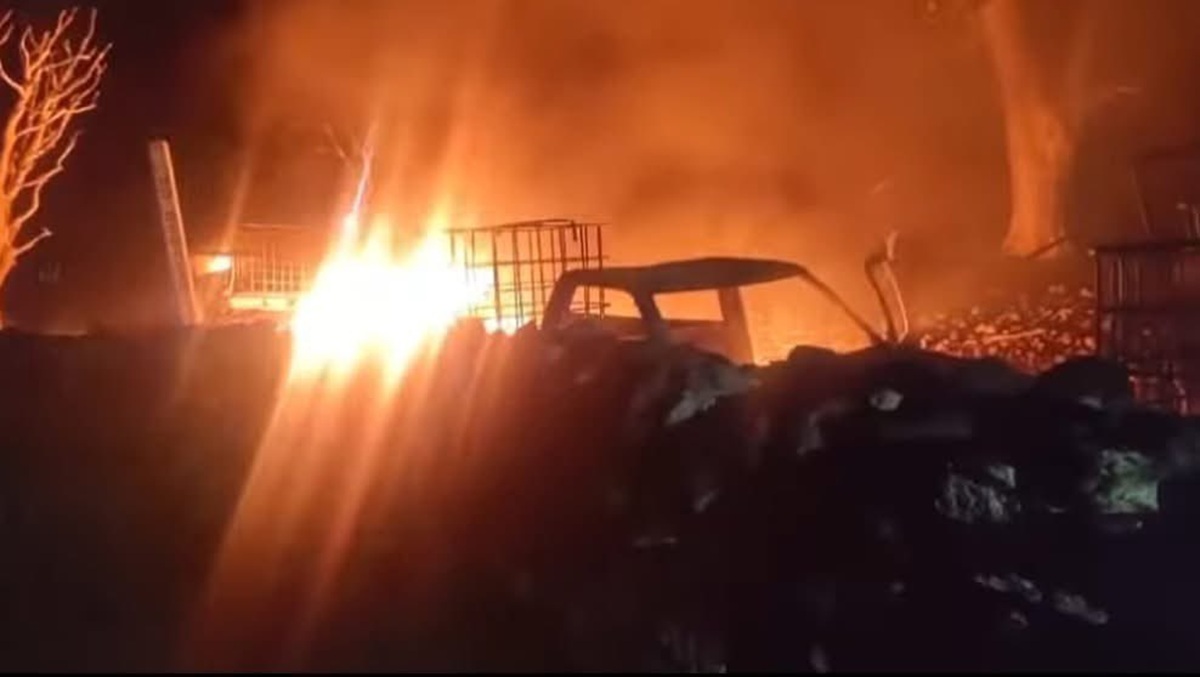Incendio de camionetas con combustible en Hidalgo