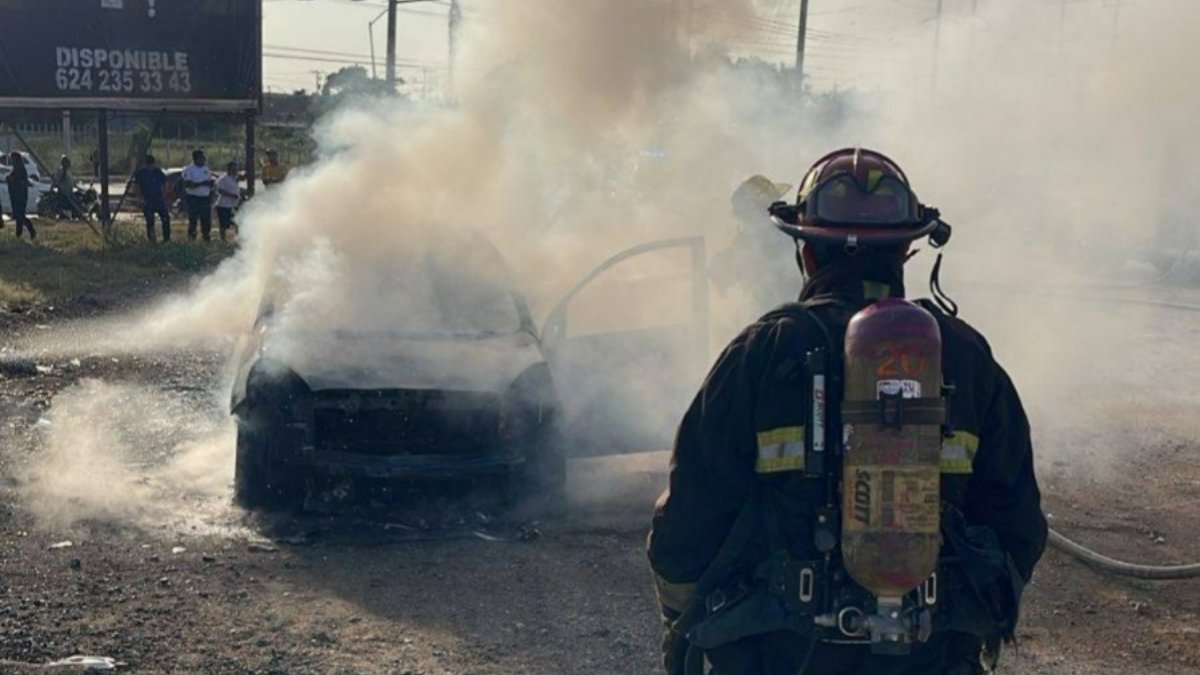 Incendio de vehículo en la colonia Jaripillo, en Mazatlán