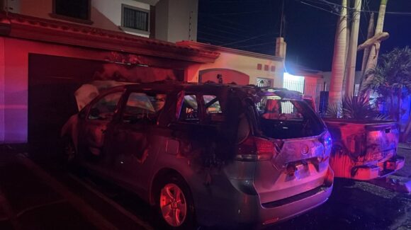 Incendio de dos vehículos en el sector Las Fuentes, moviliza a los cuerpos de auxilio de Los Mochis