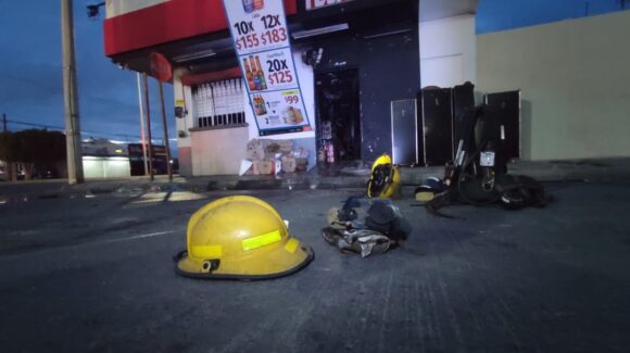 ‘No quedó ninguna’ Se incendia expendio de cerveza en el fraccionamiento Alamedas en Los Mochis