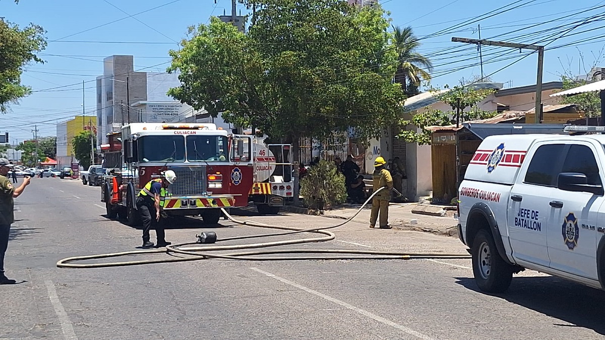 Se incendia vivienda en la Tierra Blanca de Culiacán | Los Noticieristas