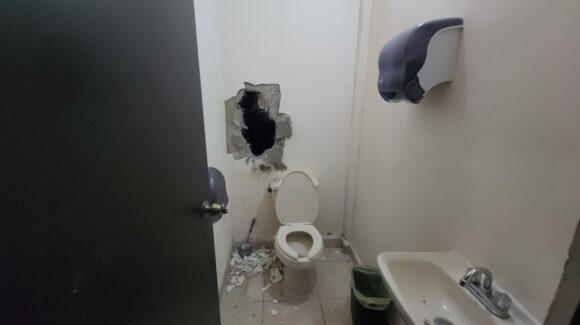 Indigentes presuntamente roban dinero y hasta un teléfono en una clínica de Los Mochis