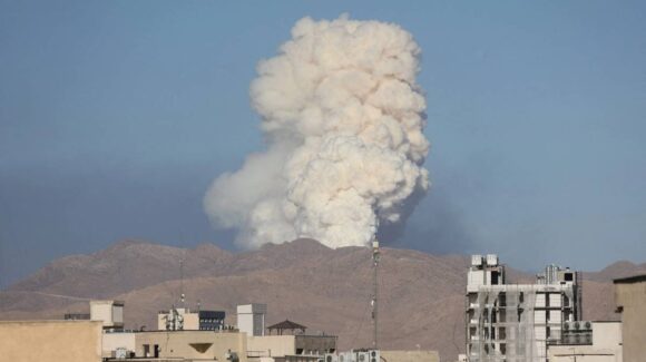 Apagón de internet en Irán tras bombardeos israelíes: colapsa la red nacional