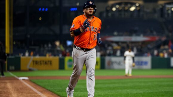Isaac Paredes llega a 15 home runs en la temporada 2025 de MLB, pero sale lastimado