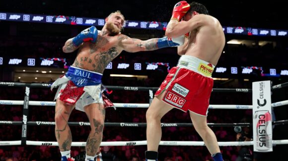 Jake Paul derrota a Julio César Chávez Jr. en un combate desconcertante