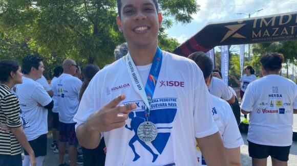 Gana primer lugar Joel Jiménez, reportero de Los Noticieristas, en carrera ‘Saúl Guevara Nava’