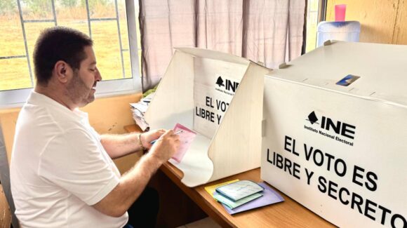 “Estamos cumpliendo con esta responsabilidad en una elección histórica del Poder Judicial”: José Paz López Elenes emite su voto