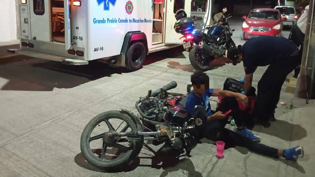 joven derrapa en su motocicleta