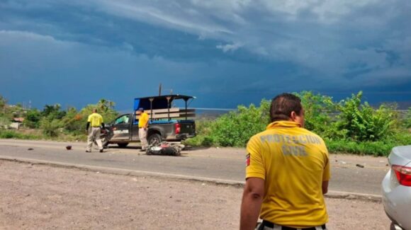 Joven motociclista es atropellado tras chocar contra una camioneta en Rosario, Sinaloa