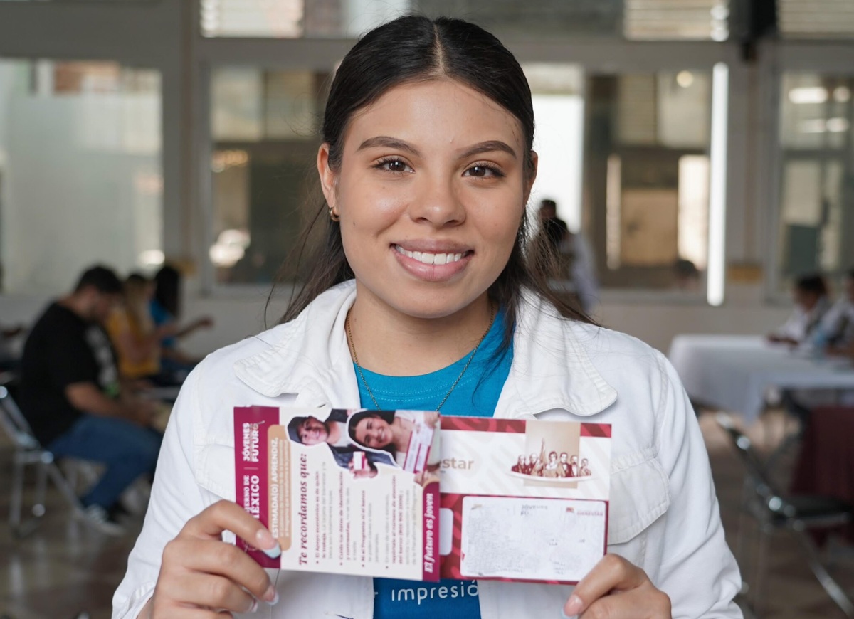 Joven mujer con su tarjeta del Bienestar