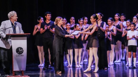 Reconocen en Mazatlán el esfuerzo y dedicación de ocho jóvenes bailarinas del Taller de Ballet