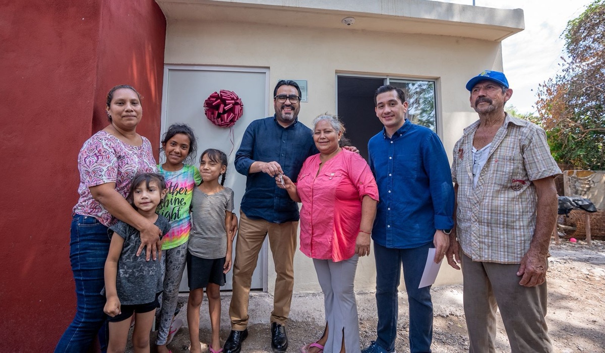 Juan de Dios Gámez entrega viviendas a familias vulnerables de Culiacán