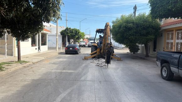 Jumapam atiende derrames de aguas residuales en Infonavit Playas de Mazatlán con renovación de tubería