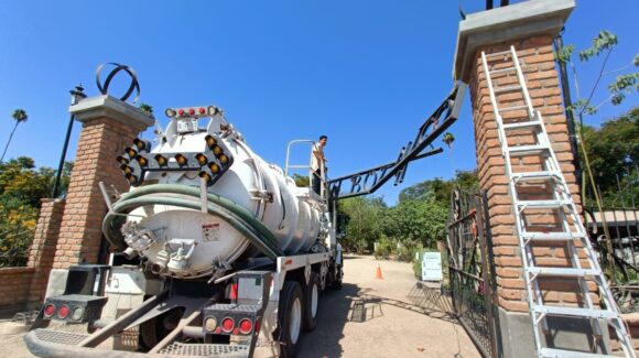 Calculó mal la altura y se llevó de “corbata” el letrero del Jardín Botánico del Parque Sinaloa