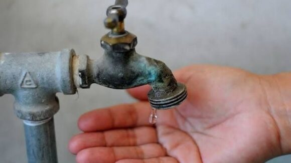 Por desabasto de agua ante sequía, Las Pitahayitas se queda sin agua potable, en Guasave