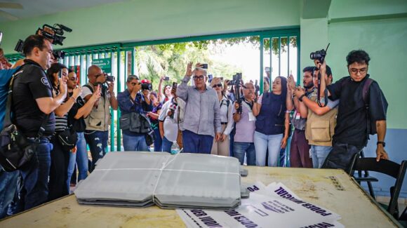 ¡Llegó muy puntual! Rocha llega a votar y no halla instalada su casilla en Culiacán