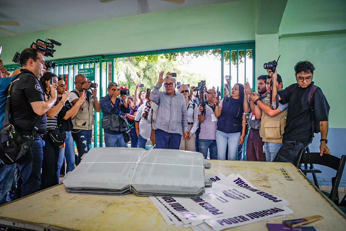 ¡Llegó muy puntual! Rocha llega a votar y no halla instalada su casilla en Culiacán