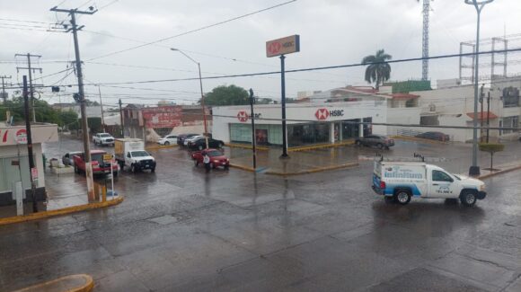 Guamúchil recibe con alegría la primera lluvia del año