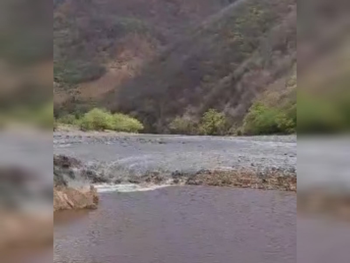 Fuertes lluvias en los límites de Sinaloa y Chihuahua deja desbordamiento de un arroyo en Tohayana
