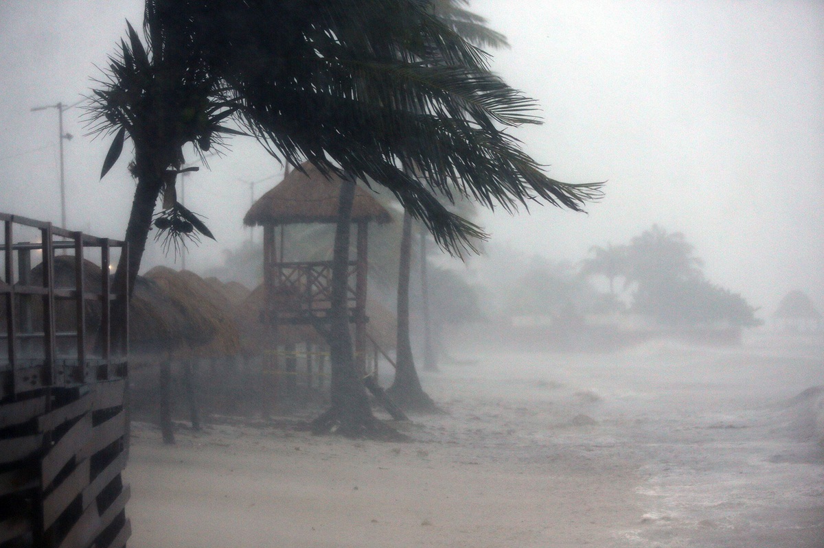 Lluvias y vientos por huracán en una playa