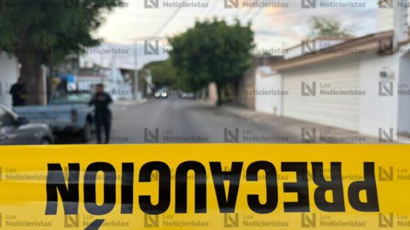 Recargado en una pared y con mensaje en cartulina, hallan ejecutado a un hombre en la Gabriel Leyva de Culiacán