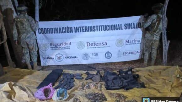 Localizan campamento abandonado con emulsión explosiva, equipo táctico y droga, en Cosalá