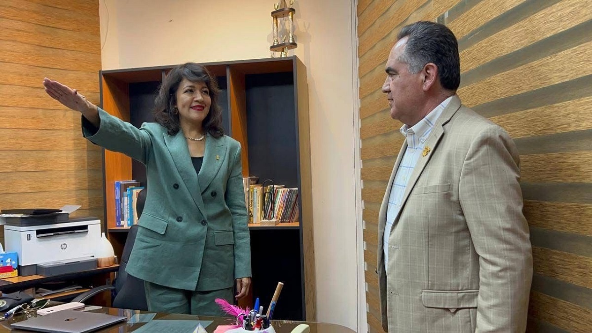 Madueña Molina toma protesta a universitarios que conforman su equipo de trabajo para el periodo 2025-2029