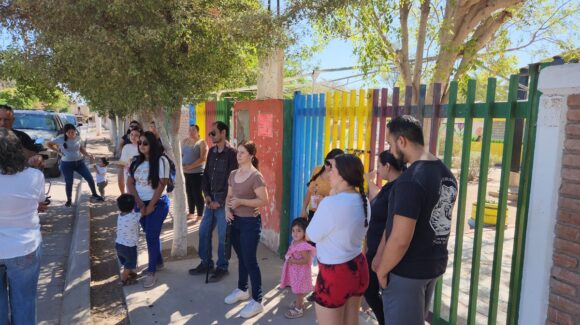 Kínder del Campo Uno, en Los Mochis, tiene tres años sin luz; madres de familia se manifiestan