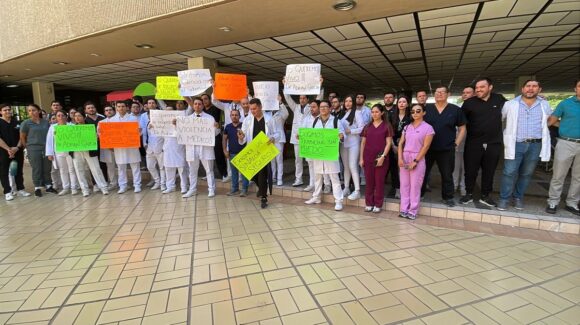 “Lo queremos de regreso a salvo”: Médicos se manifiestan en Palacio por la localización del Dr. Adrián García