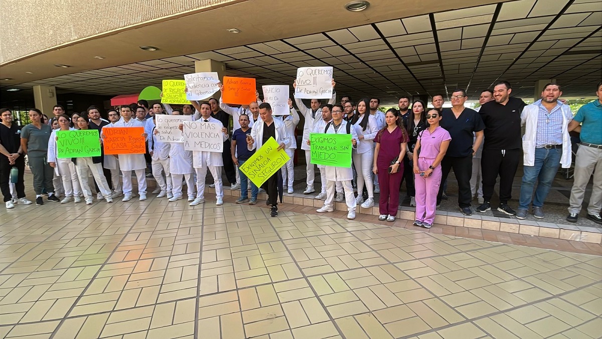 “Lo queremos de regreso a salvo”: Médicos se manifiestan en Palacio por la localización del Dr. Adrián García