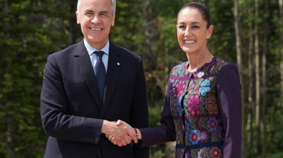 Claudia Sheinbaum es recibida por Mark Carney, en la cumbre del G7 en Canadá