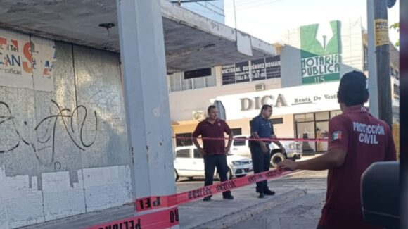 ¡Precaución! Se desprende enjarre de marquesina en antiguo edificio de Los Mochis; PC acordona el área