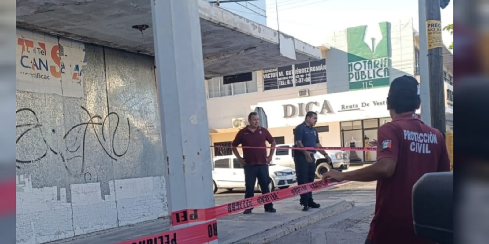 ¡Precaución! Se desprende engarre de marquesina en antiguo edificio de Los Mochis; PC acordonan el área