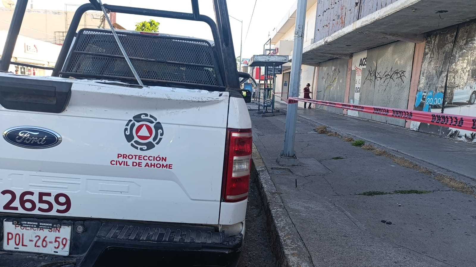 ¡Precaución! Se desprende engarre de marquesina en antiguo edificio de Los Mochis; PC acordonan el área