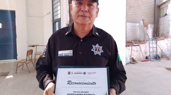 Con más de 22 años de servicio, reconocen la labor de Mauricio Acosta en Guasave: orgullosamente padre, abuelo y policía