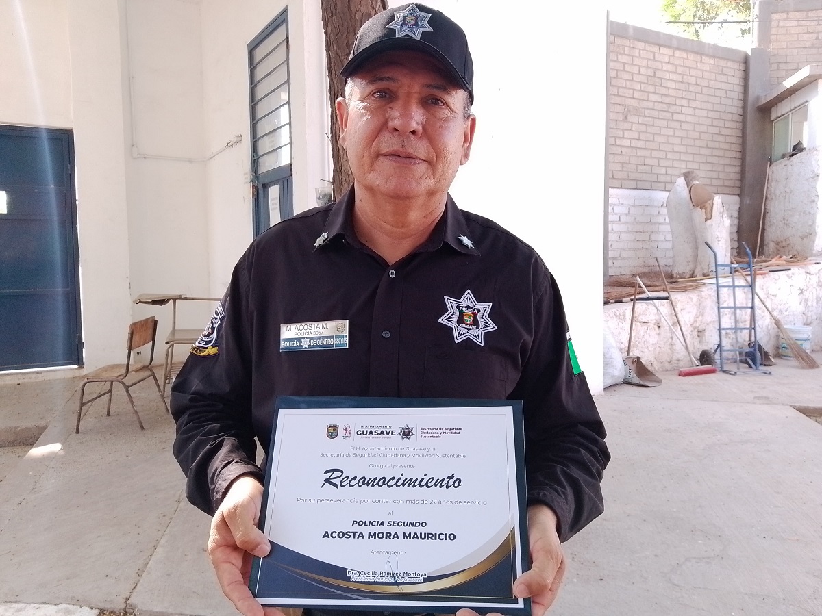 Con más de 22 años de servicio, reconocen la labor de Mauricio Acosta en Guasave: orgullosamente padre, abuelo y policía