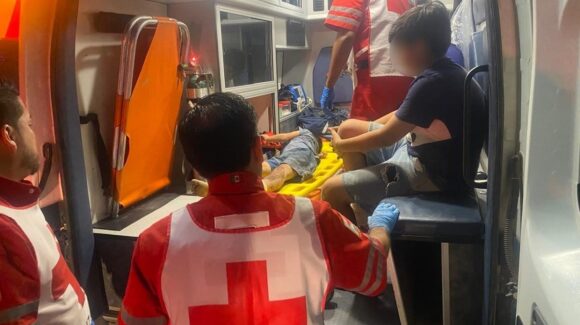 Conductor de camioneta atropella y lesiona a dos menores que viajaban en una bici eléctrica, en Guasave
