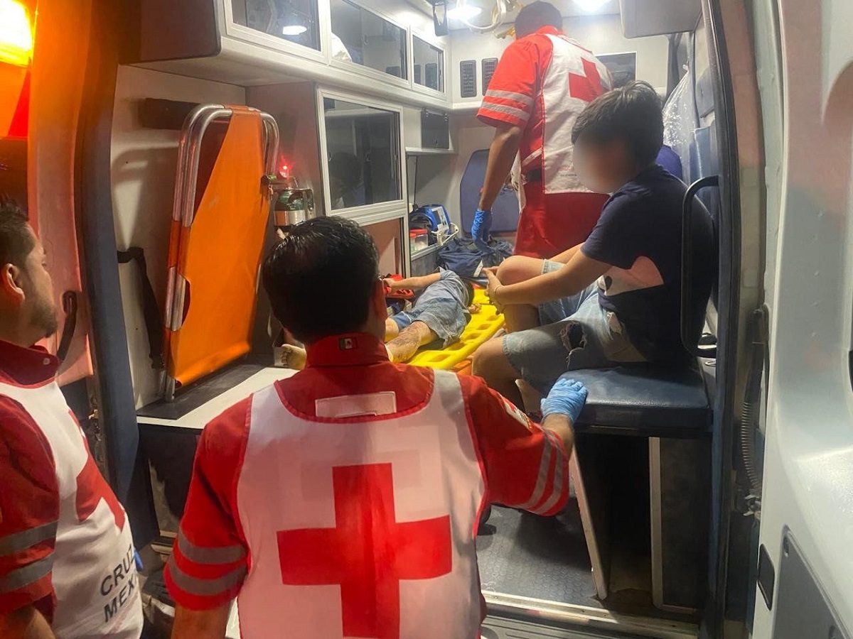 Conductor de camioneta atropella y lesiona a dos menores que viajaban en una bici eléctrica, en Guasave