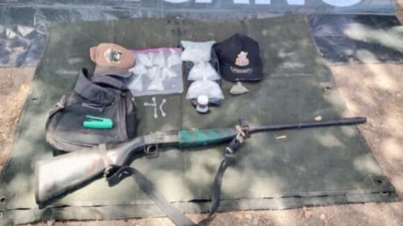 Sujetos arrojan una mochila para huir; militares les aseguran droga y un arma larga