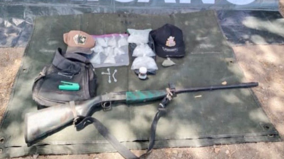 Aseguran droga y un arma en Pueblo Nuevo