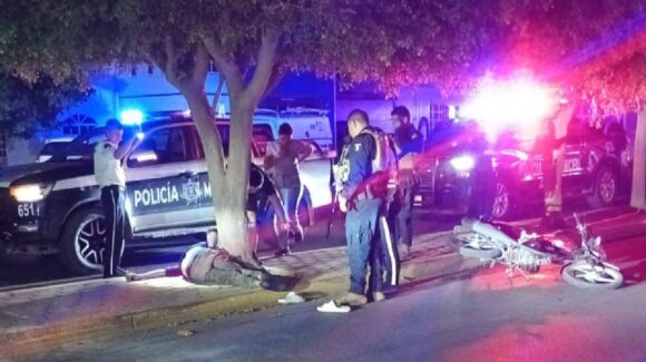 Motociclista choca contra un árbol en Guasave y termina lesionado