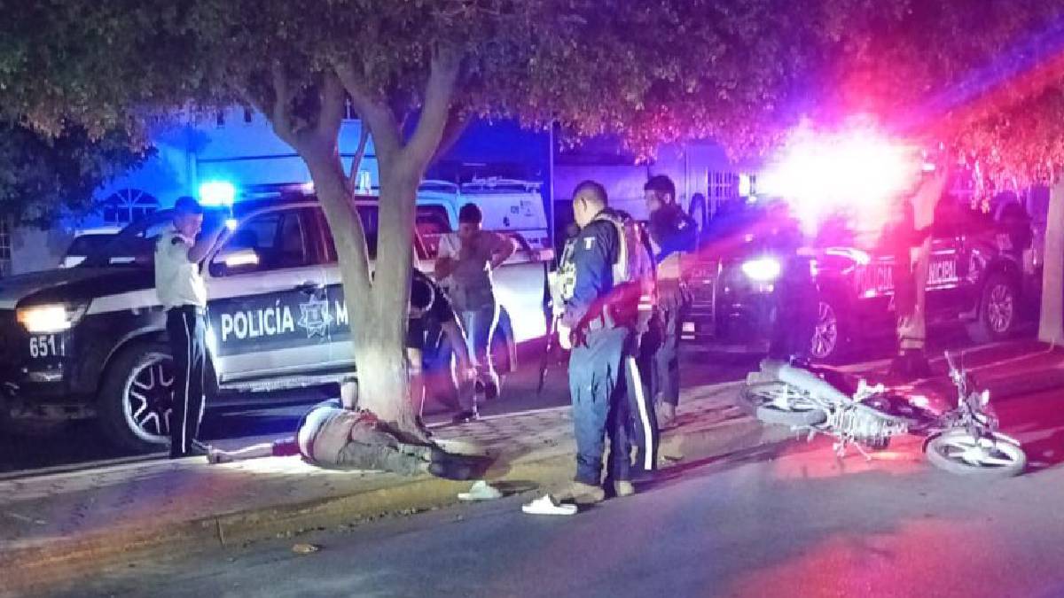 motociclista choca contra arbol