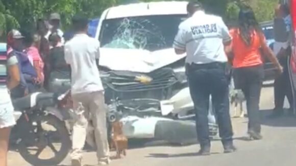 Motociclista sufre lesiones de gravedad tras invadir carril e impactarse contra una vagoneta en Ahome