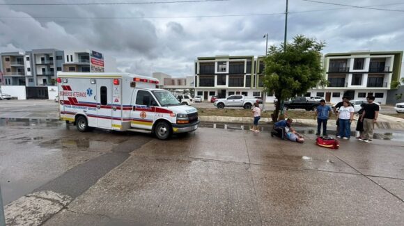 Motociclista resulta lesionado tras derrapar en Paseo del Atlántico, en Mazatlán